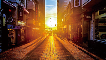 Achieves exceptionally bright 1,900 lm with newly adopted high-output lamp